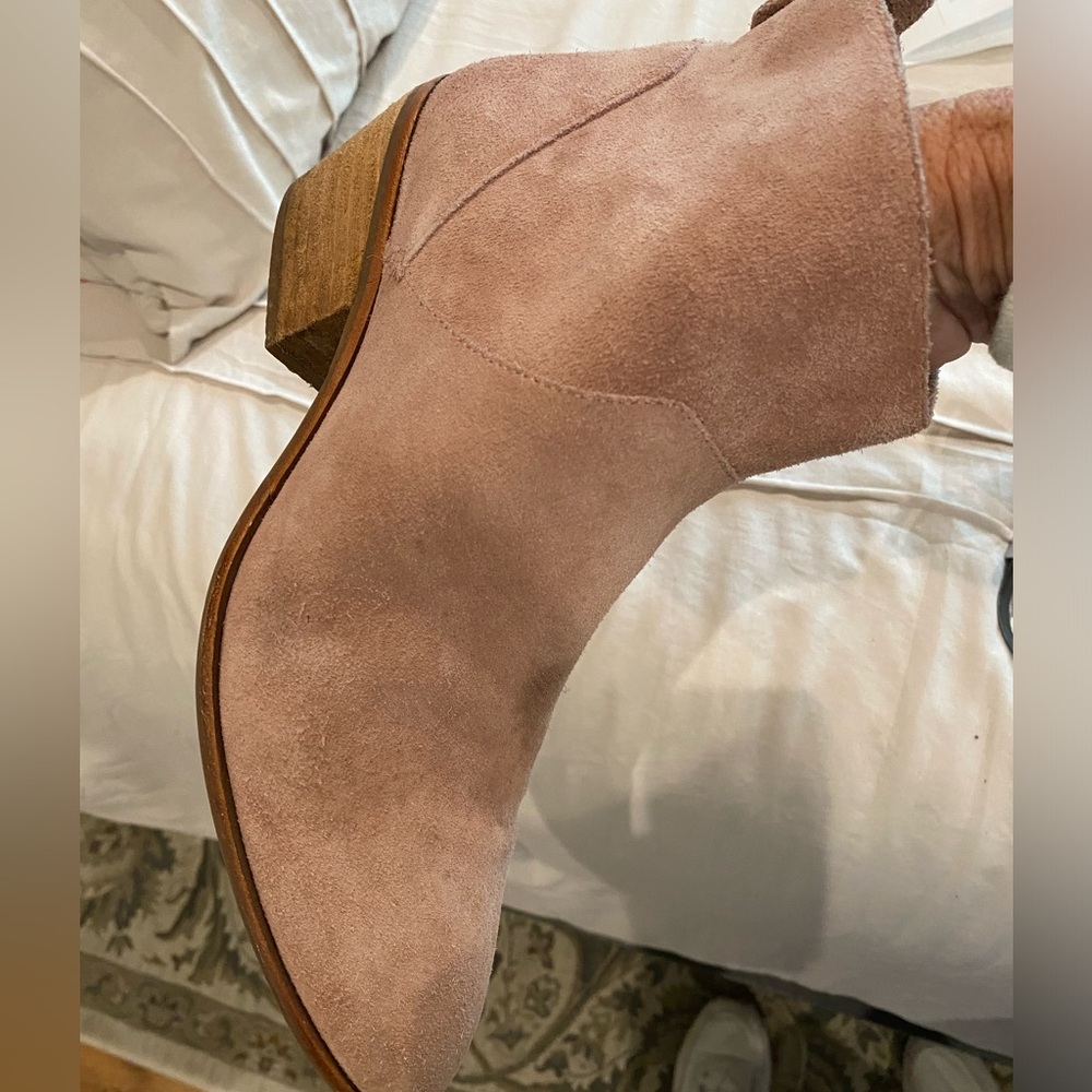 Ladies Sole Society bootie size 9.5 tan suede